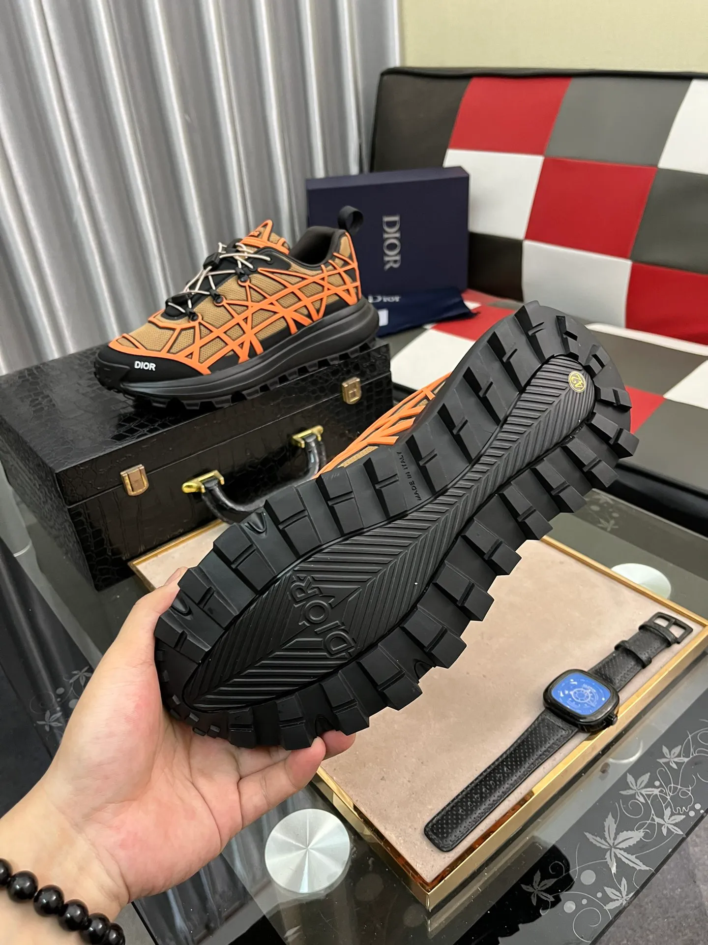 Ex-factory price 520⌚️⌚️B31 RUNNER sports shoes highlight the fashionable silhouette and are decorated with curved cannage pattern. They reinterpret the classic pattern in a structural style and enrich the Dior 2023 summer men's wear series. Meticulously crafted using the advanced craftsmanship of hiking shoes, it blends outdoor culture with Dior heritage. Code number 38-445⃣️Color optional